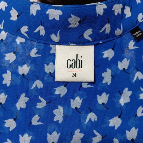 NWOT CABI Sleeveless Blue and White Floral Button Down Pleated Front Top Size M - Picture 2 of 5